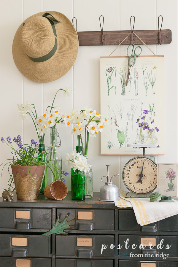 Garden-inspired decor. Love all of these easy ways to add some garden-inspired decor to your home! #homedecor #gardendecor #cottagedecor #vintagedecor flowers, pots, and hats used as cottage garden decor